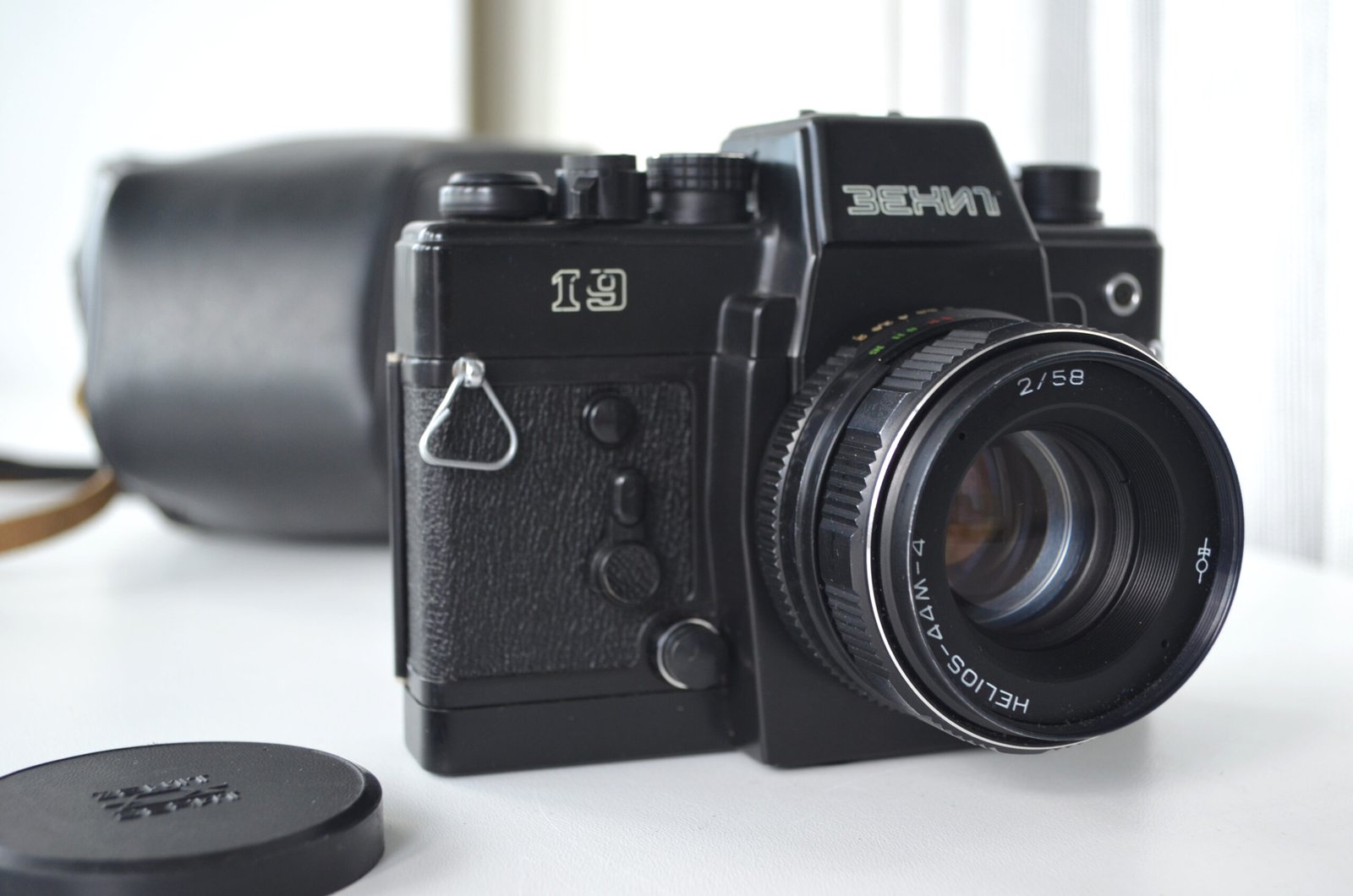 Zenit 19 Soviet 35mm SLR Camera with Helios 44m-4 2/58mm Lens M42 - Image 3